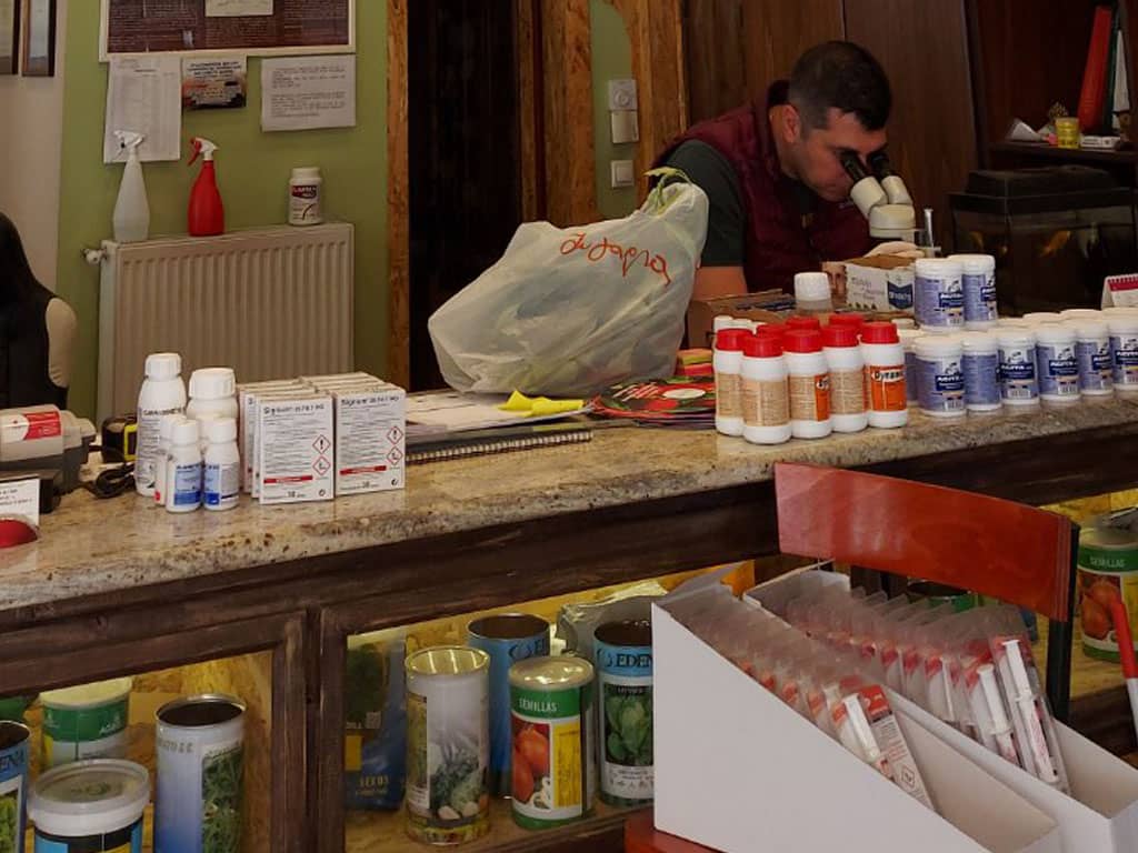 Πίσω από το πάγκο εν ώρα εργασίας